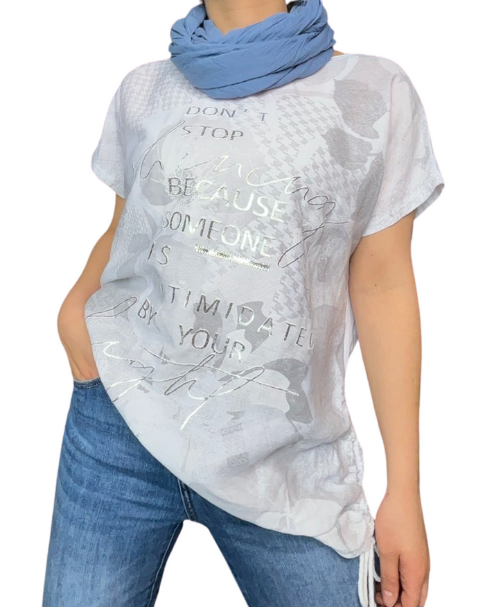 T-shirt blanc pour femme avec imprimé d'écritures argentées avec foulard bleu jean.