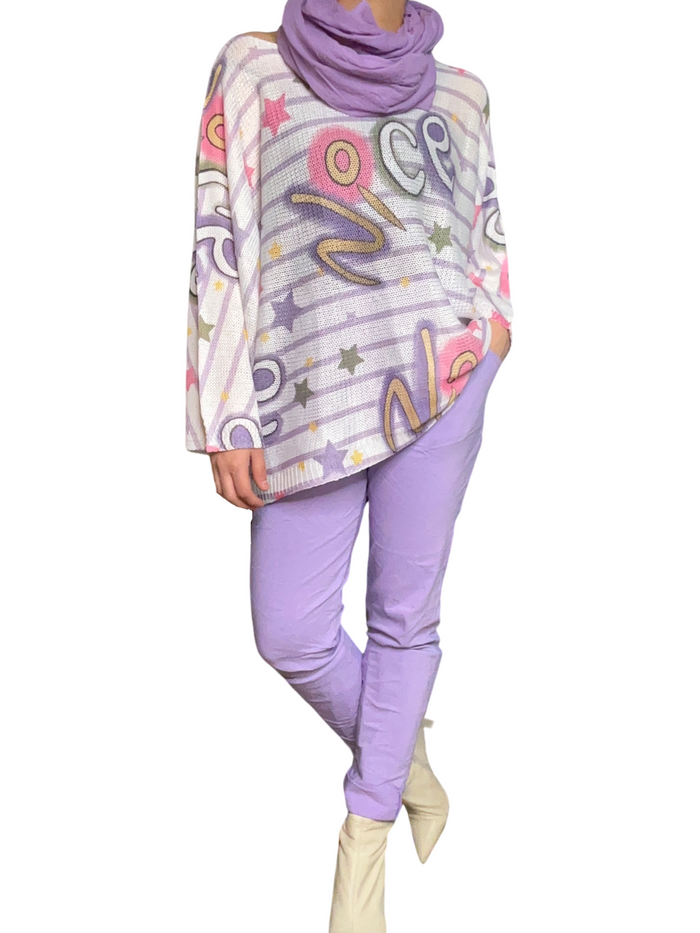 Chandail femme à manche longue avec imprimé d'étoiles rose & lilas avec pantalon lilas, foulard lilas et bottes beige.
