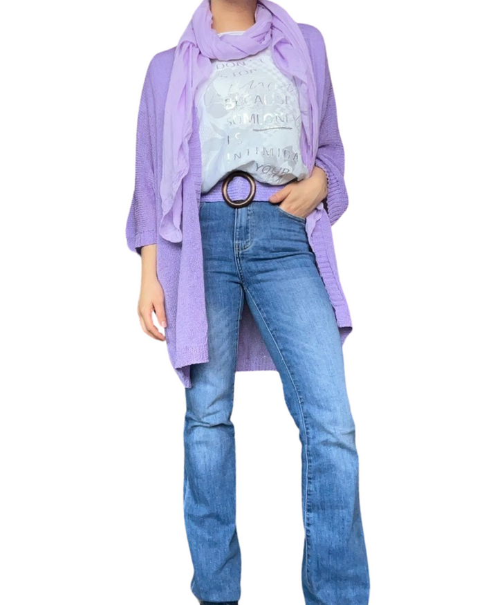 Cardigan lilas uni en maille avec ceinture lilas en jute et jean flare.