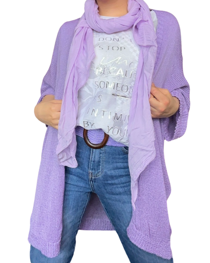 Cardigan lilas uni en maille avec t-shirt et foulard lilas.