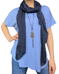 T-shirt couleur unie pour femme avec foulard et collier long.