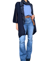 Cardigan bleu marin uni en maille pour femme avec t-shirt bleu lilas, ceinture camel et jean flare.