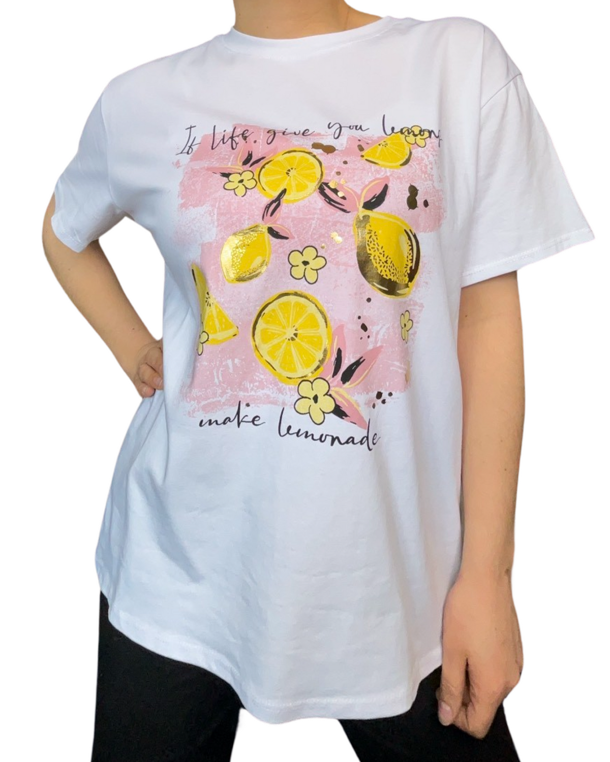 T-shirt blanc pour femme avec imprimé de citrons jaunes.