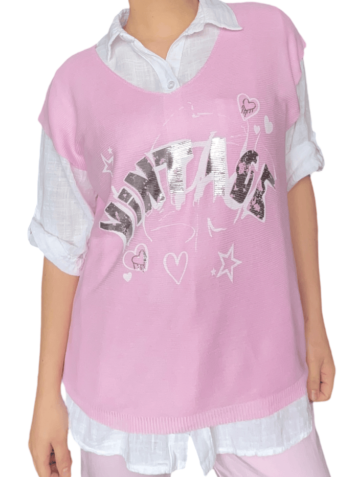 T-shirt rose pour femme avec imprimé ''Vintage''  avec chemise blanche à l'intérieur.