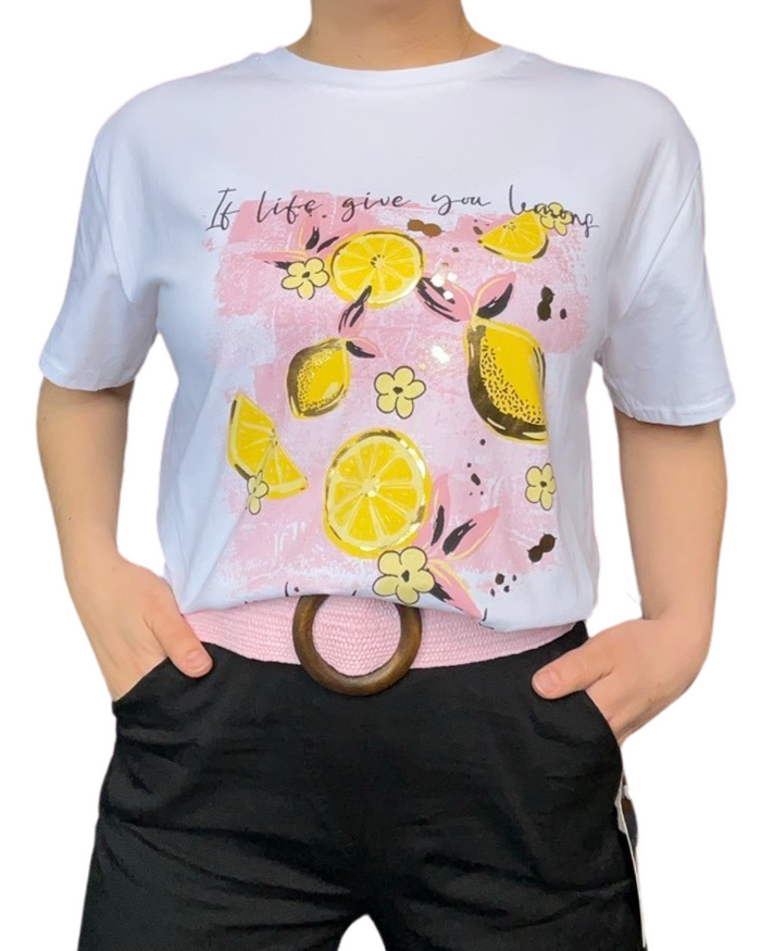 T-shirt blanc pour femme avec imprimé de citrons jaunes avec ceinture rose.
