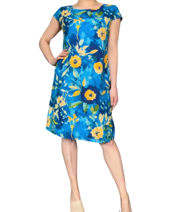 Robe bleue pour femme avec imprimé de fleurs jaunes.