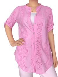 Chemise rose pour femme avec des motifs de style dentelle avec camisole gainante à l'intérieur.