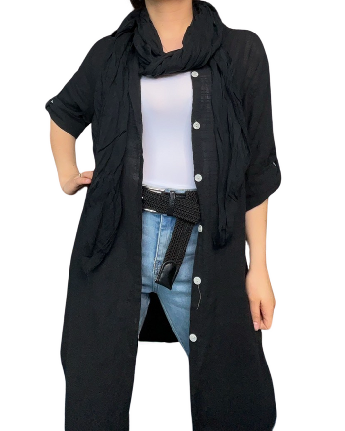 Chemise longue noire à manche 3/4 pour femme avec camisole et foulard noir.