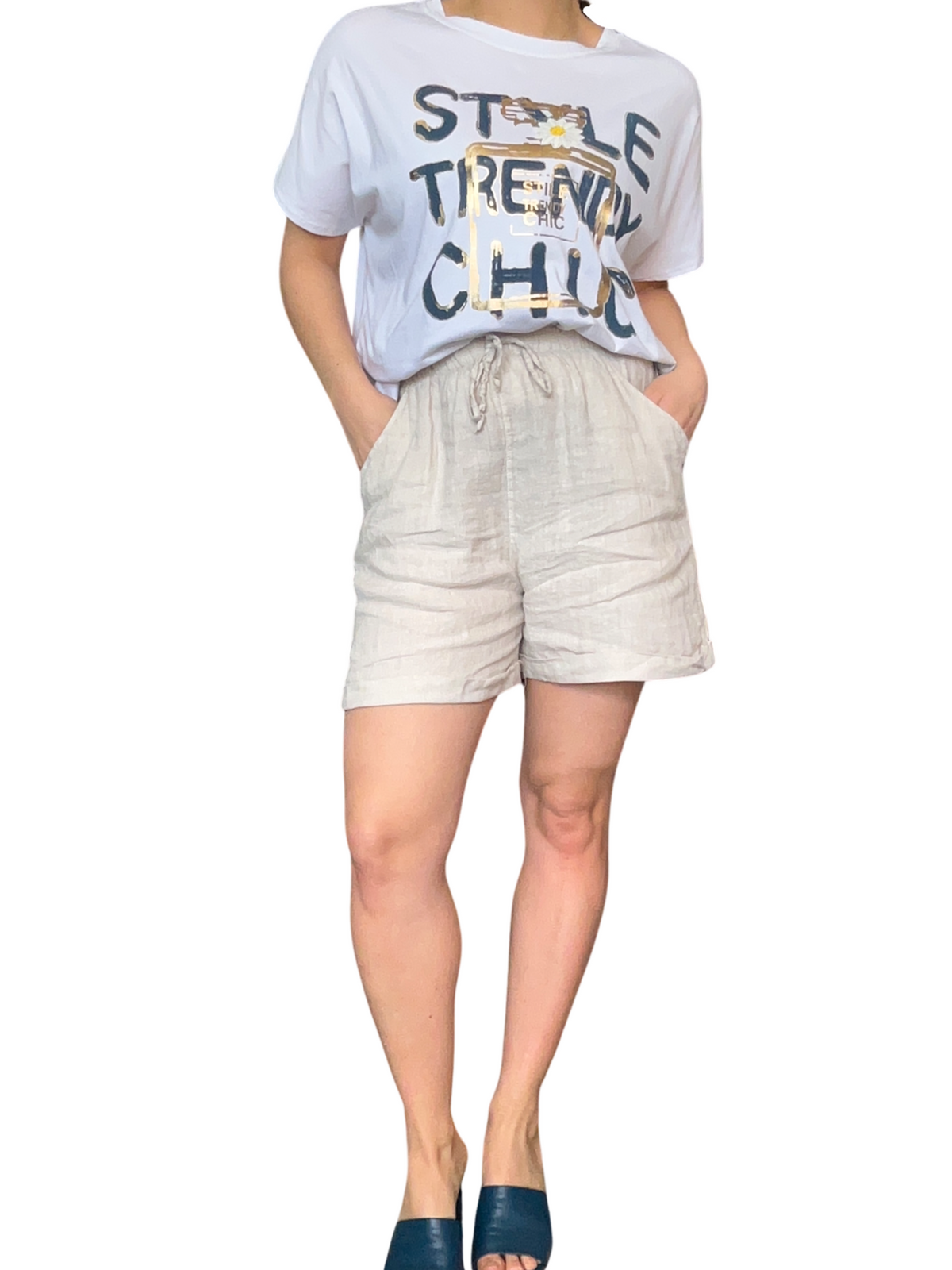 T-shirt blanc pour femme avec imprimé « Style Trendy Chic » avec short en lin et sandales à talon.