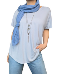 T-shirt couleur unie pour femme avec foulard bleu jean et collier long.