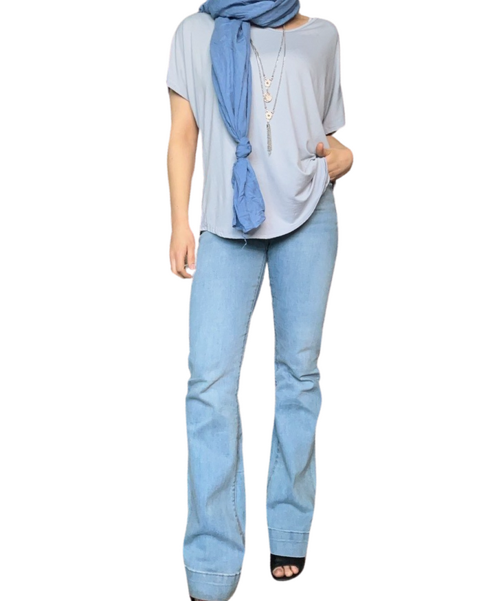 Foulard bleu jean 20% soie pour femme avec t-shirt et jean flare.