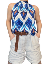 Camisole pour femme avec imprimé de losanges bleu et brun avec short en lin et ceinture camel.