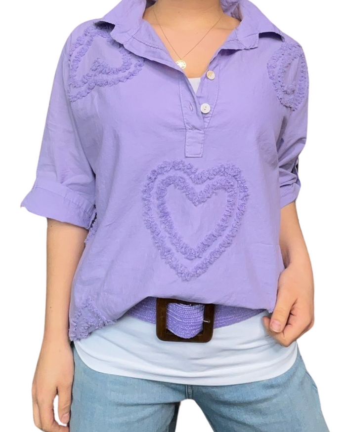 Blouse lilas pour femme avec imprimé de cœurs texturés avec ceinture lilas en jute.