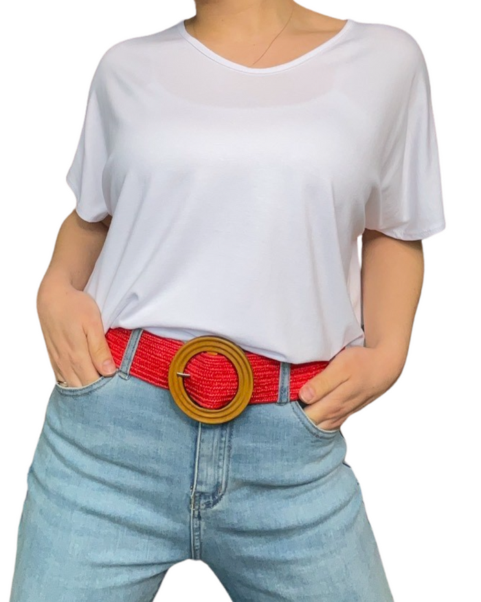 T-shirt couleur unie pour femme avec ceinture rouge en jute.