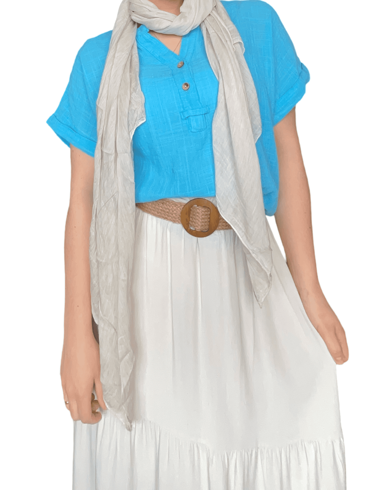 Blouse turquoise unie pour femme avec foulard beige.