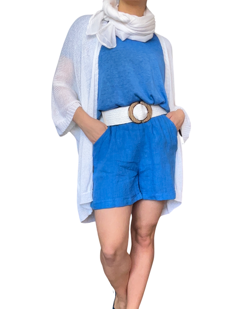 T-shirt bleu royal uni pour femme avec débardeur, ceinture, foulard et short en lin bleu.
