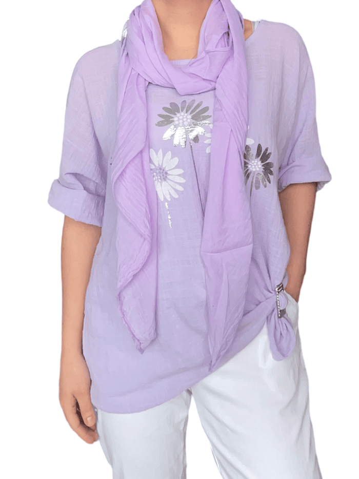 Chandail lilas pour femme avec imprimé de tournesols blanc et argent avec un foulard et une boucle d'ajustement.