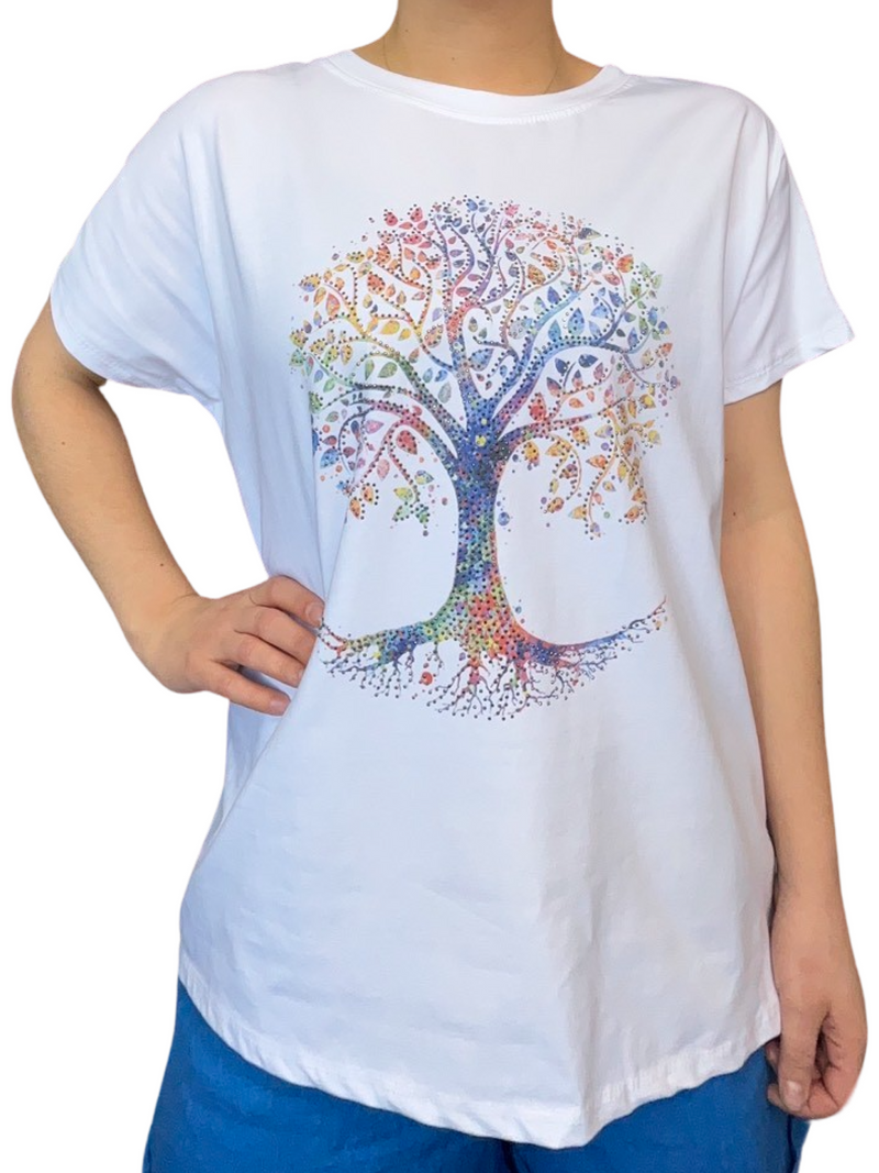 T-shirt blanc pour femme avec imprimé d'arbre multicolore.