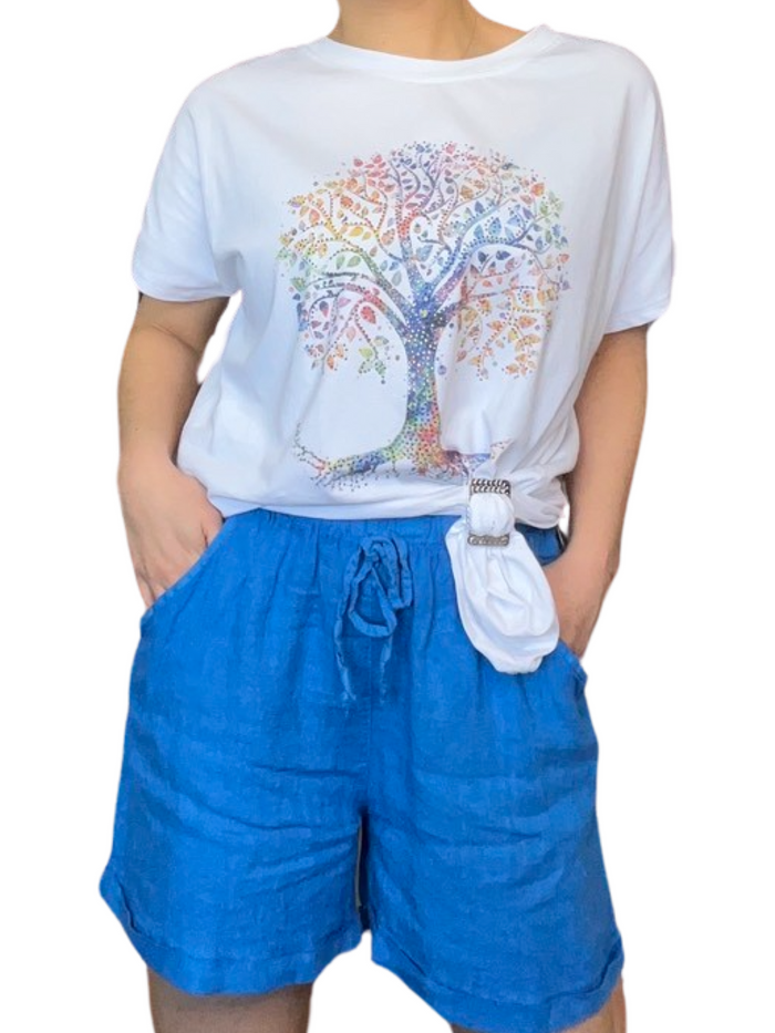 T-shirt blanc pour femme avec imprimé d'arbre multicolore avec short bleu et boucle d'ajustement.
