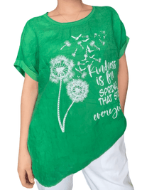 T-shirt vert pour femme avec imprimé de fleurs.