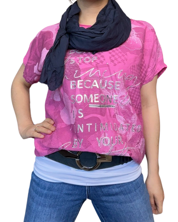 T-shirt rose avec imprimé d'écritures argentées