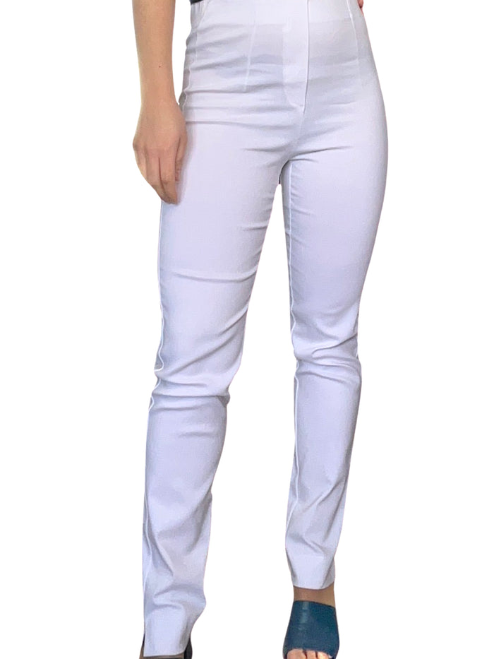 Pantalon slim blanc pour femme à taille haute avec sandales à talon.