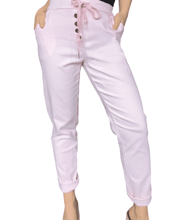 Pantalon rose pour femme à taille élastique avec boutons.