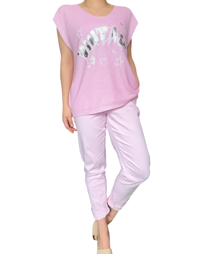 Pantalon rose pour femme à taille élastique avec boutons avec t-shirt.