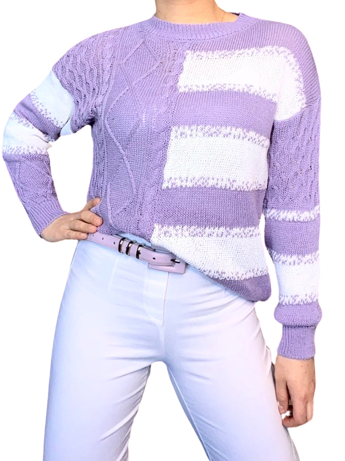 Chandail pour femme en tricot lilas à manche longue porté à l'intérieur du pantalon.