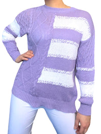 Chandail pour femme en tricot lilas à manche longue porté à l'extérieur du pantalon.