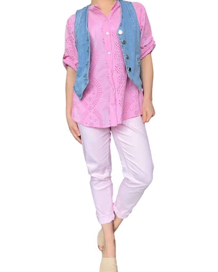 Chemise rose pour femme avec des motifs de style dentelle avec pantalon rose pâle.