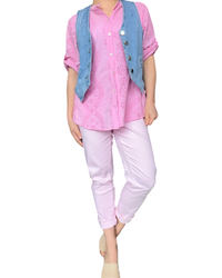 Pantalon rose pour femme à taille élastique avec boutons avec chemise et veste en jean.