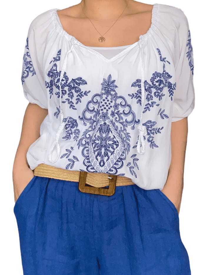 Blouse blanche pour femme avec imprimé floral bleu marin avec ceinture en jute.