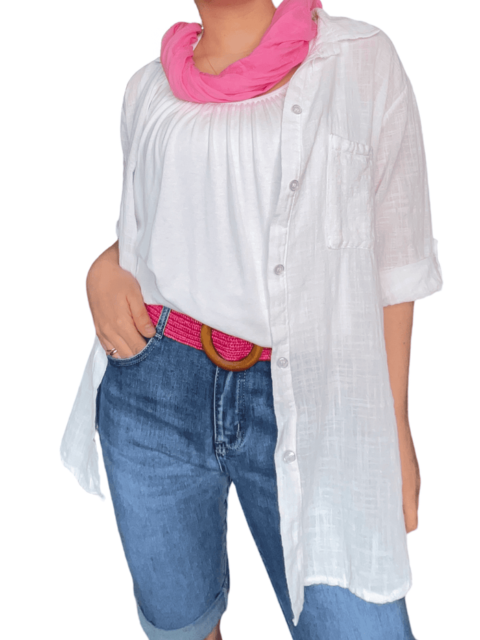 Chemise blanche à manche 3/4 pour femme avec foulard rose et camisole blanche à l'intérieur.