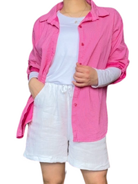 Chemise pour femme à manche longue fuchsia rayée avec chandail à manche longue et short en lin.