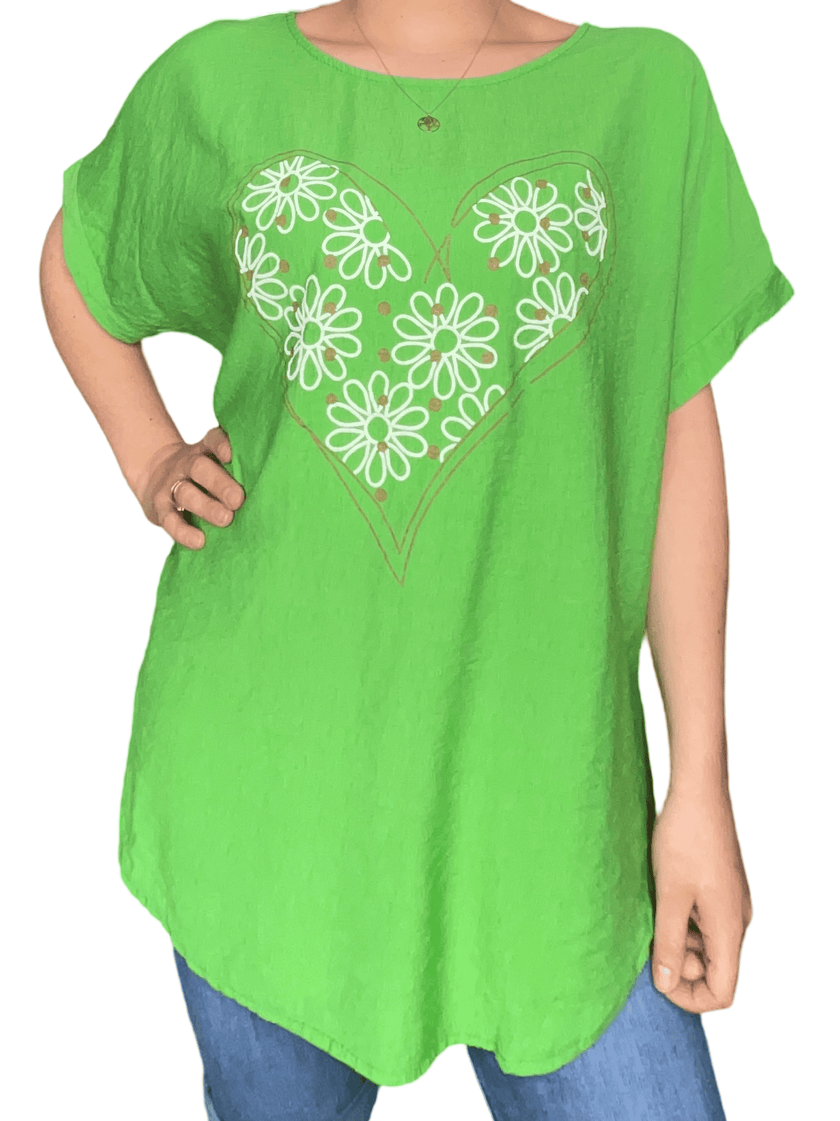 T-shirt vert pour femme avec imprimé d'un cœur composé de marguerites.