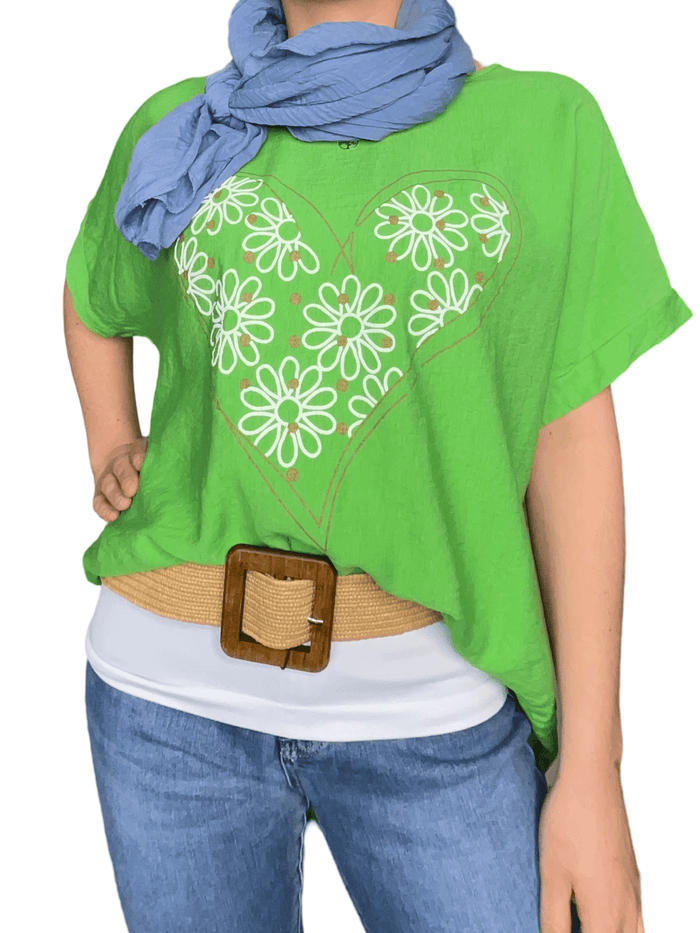 T-shirt vert pour femme avec imprimé d'un cœur composé de marguerites avec un foulard bleu jean et une camisole gainante à l'intérieur.
