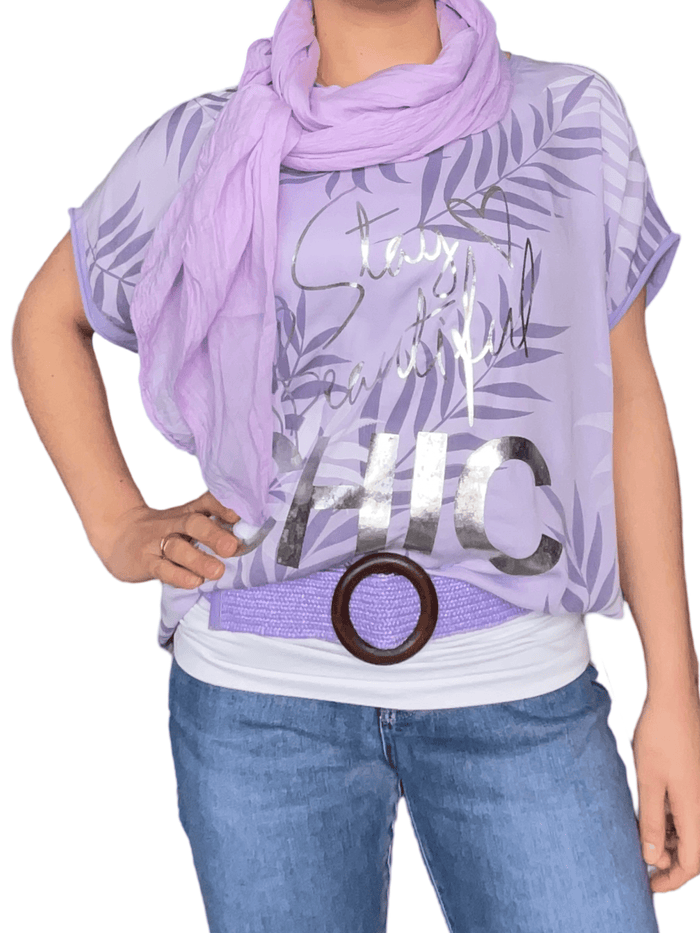 T-shirt lilas pour femme avec imprimé de feuilles avec un foulard lilas et une camisole gainante à l'intérieur.