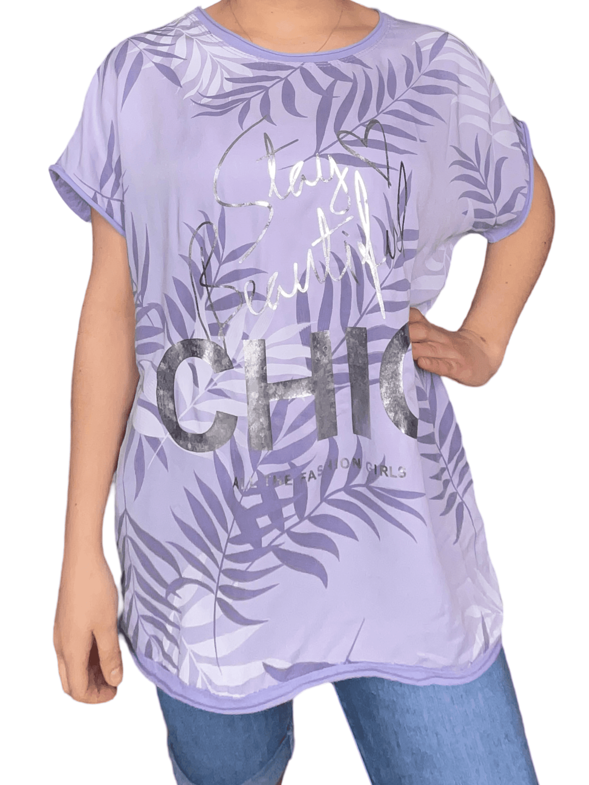 T-shirt lilas pour femme avec imprimé de feuilles porté over size.