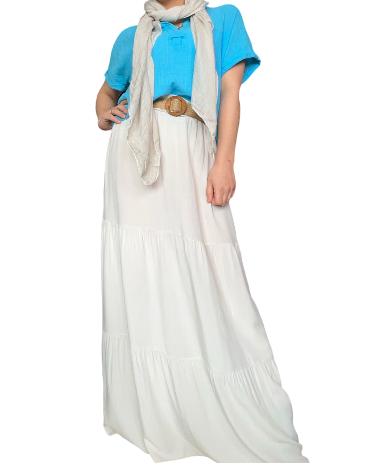 Blouse turquoise unie pour femme avec jupe longue et ceinture en jute.