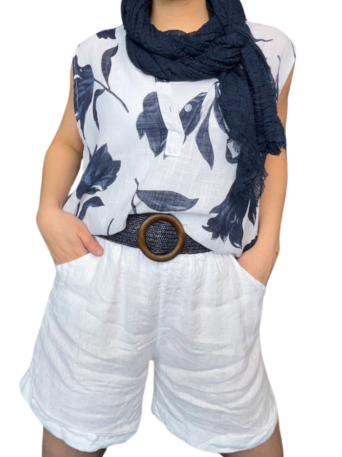 Camisole blanche pour femme avec imprimé de roses marines avec ceinture bleue marine, foulard bleu marin, short blanc et camisole gainante à l'intérieur.