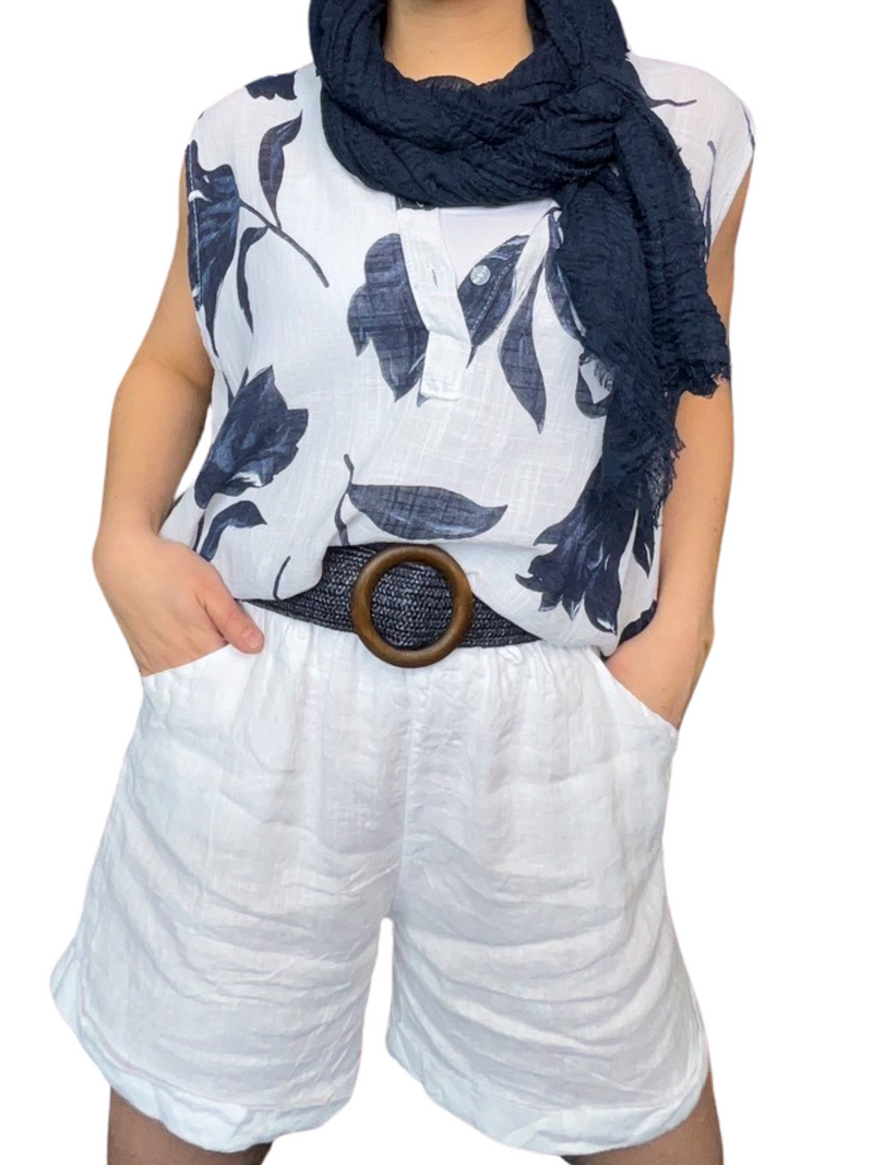Short en lin blanc pour femme à taille élastique avec cordon avec foulard, camisole et ceinture.