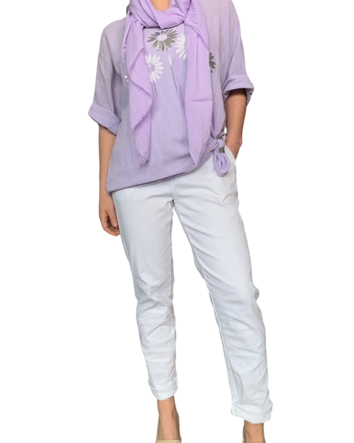 Chandail lilas pour femme avec imprimé de tournesols blanc et argent avec pantalon blanc.