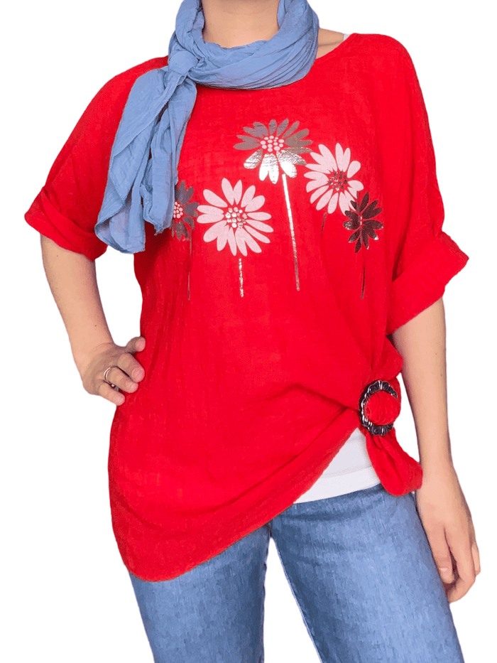 Chandail rouge pour femme avec imprimé de tournesols blanc et argent avec foulard bleu jean et boucle d'ajustement.