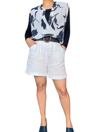 Camisole blanche pour femme avec imprimé de roses marines avec ceinture, short et chandail à manche longue. 