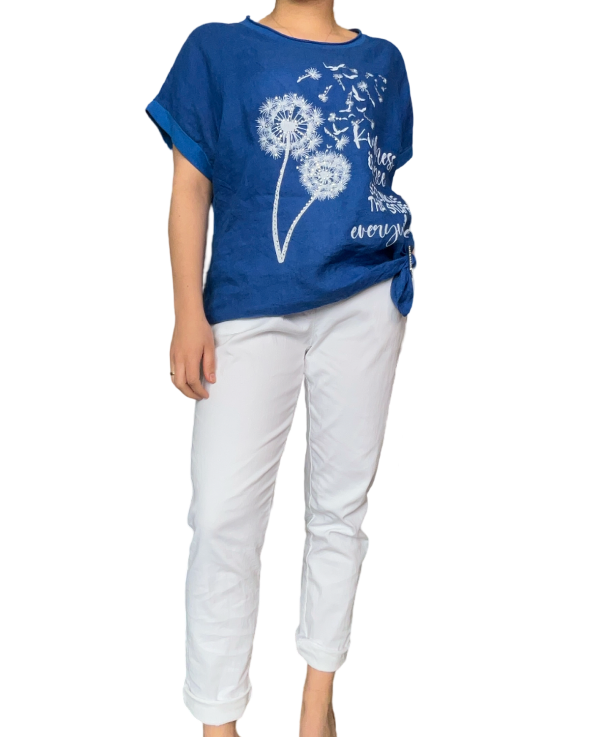 T-shirt bleu royal pour femme avec imprimé de pissenlits avec pantalon blanc.