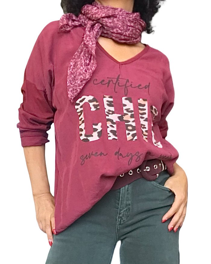 Chandail bourgogne col V « CHIC » au motif léopard porté avec un foulard bourgogne et pantalon vert