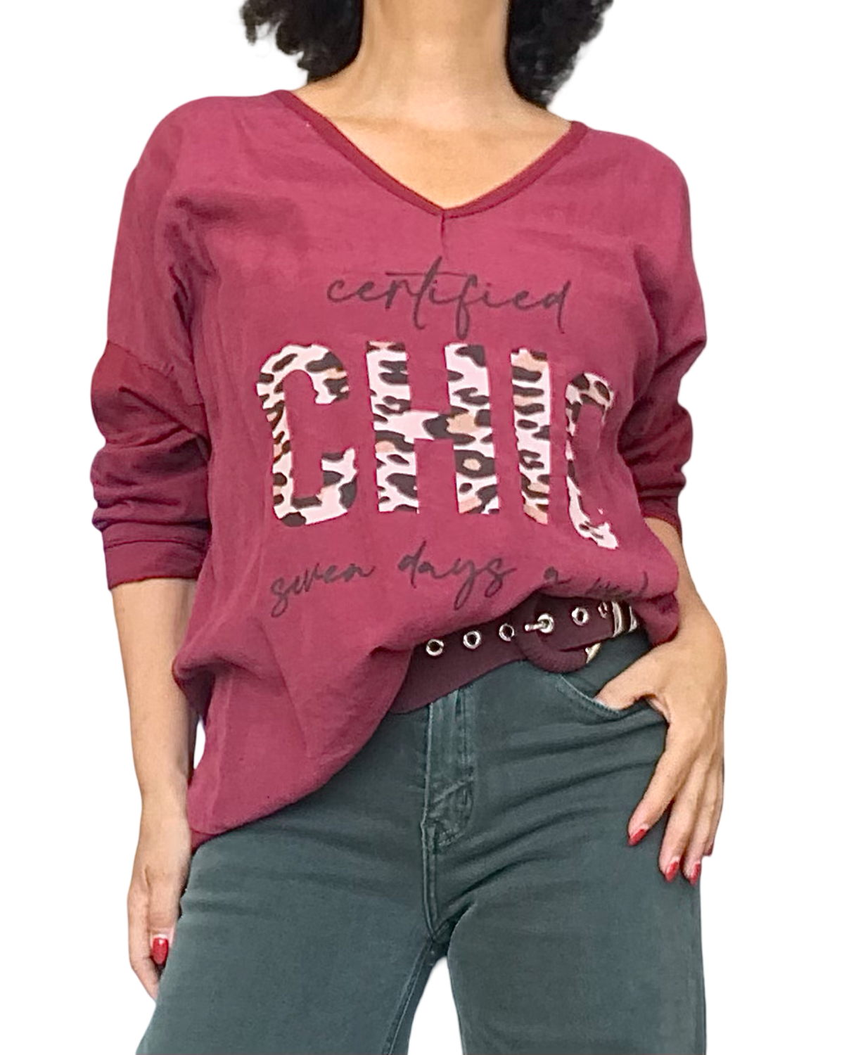 Chandail bourgogne col V « certified CHIC » léopard avec ceinture bourgogne et pantalon vert
