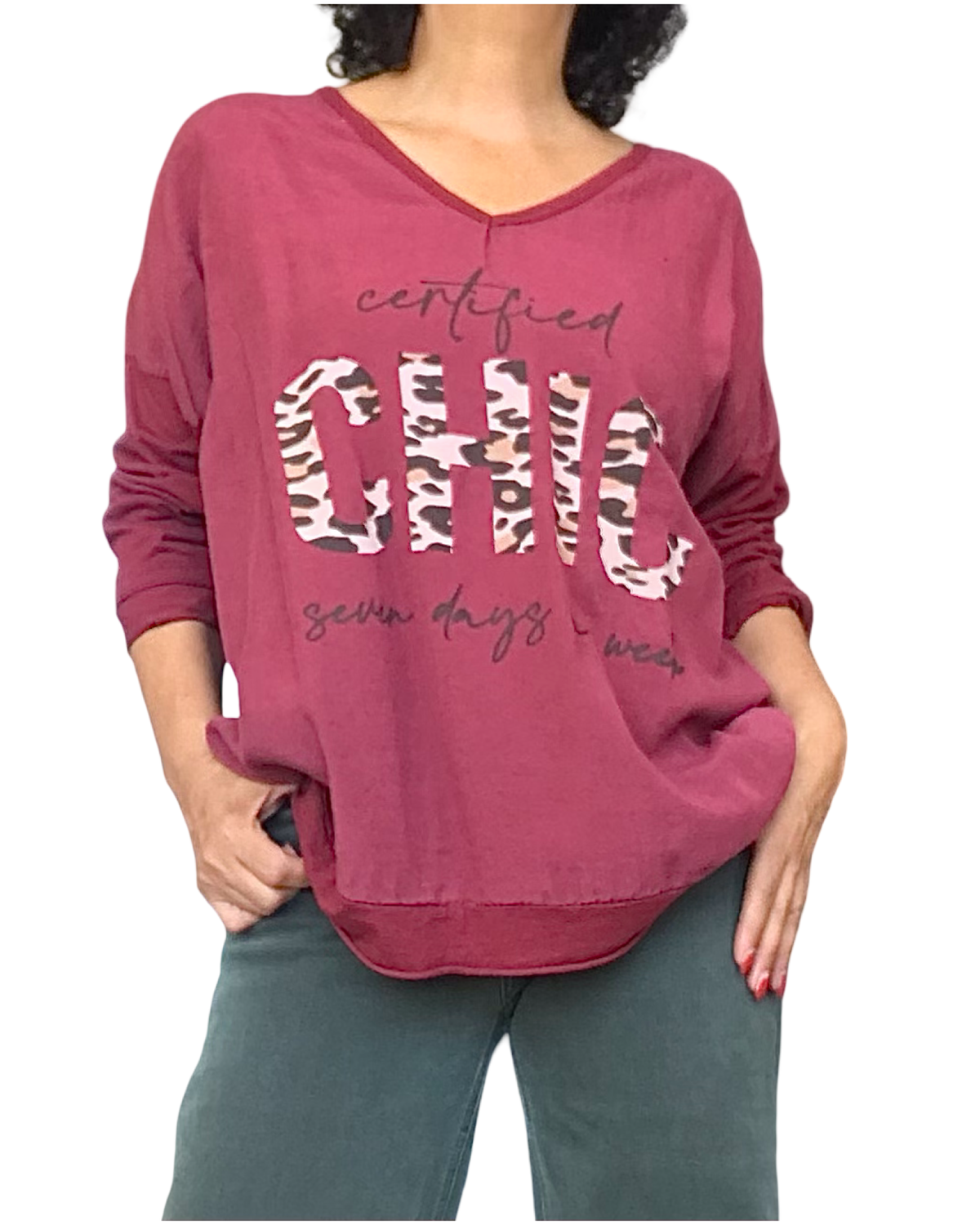 Chandail bourgogne col V avec « CHIC » écrit en motif léopard beige, brun et camel – vue de face
