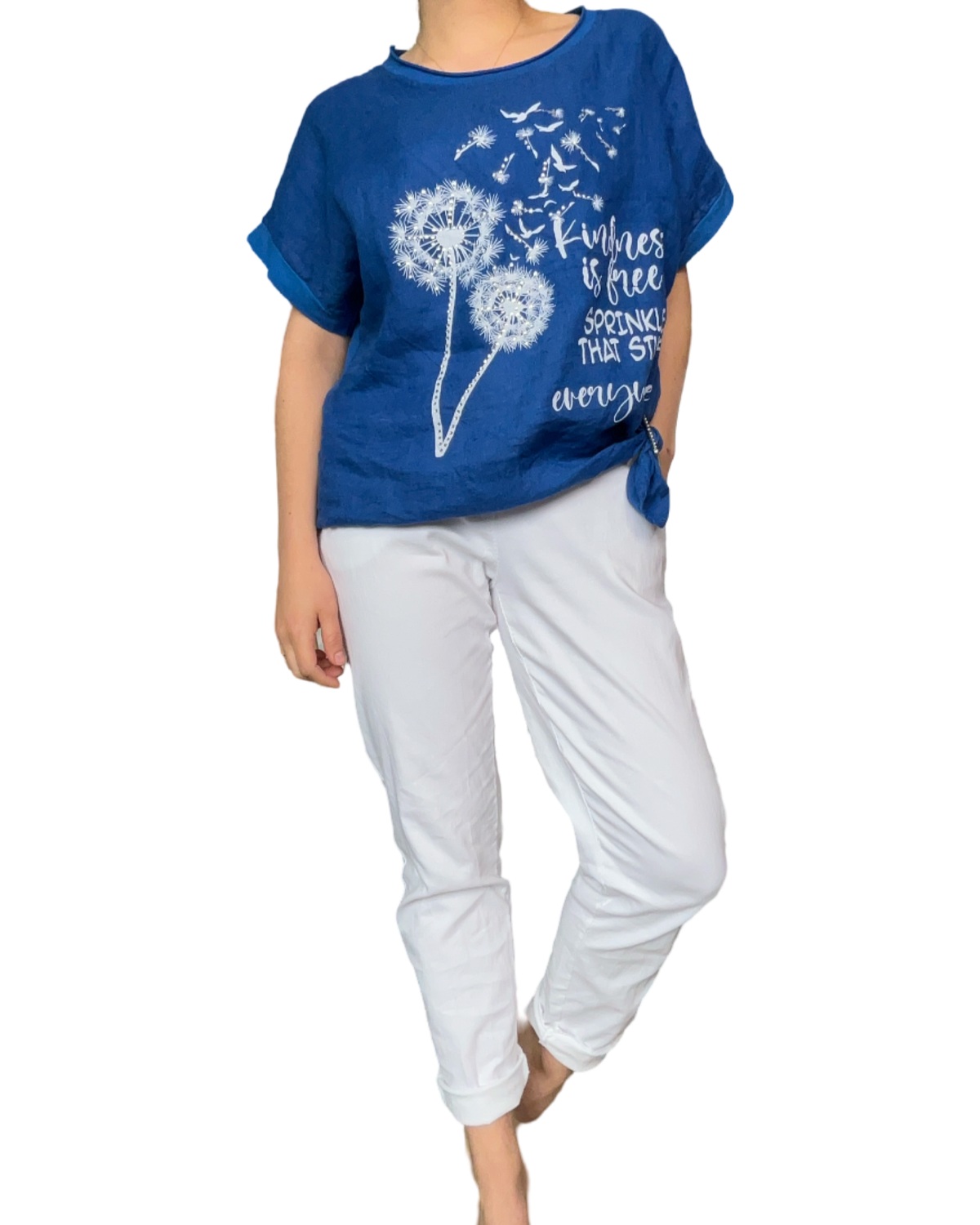 T-shirt bleu royal pour femme avec imprimé de pissenlits avec pantalon blanc.